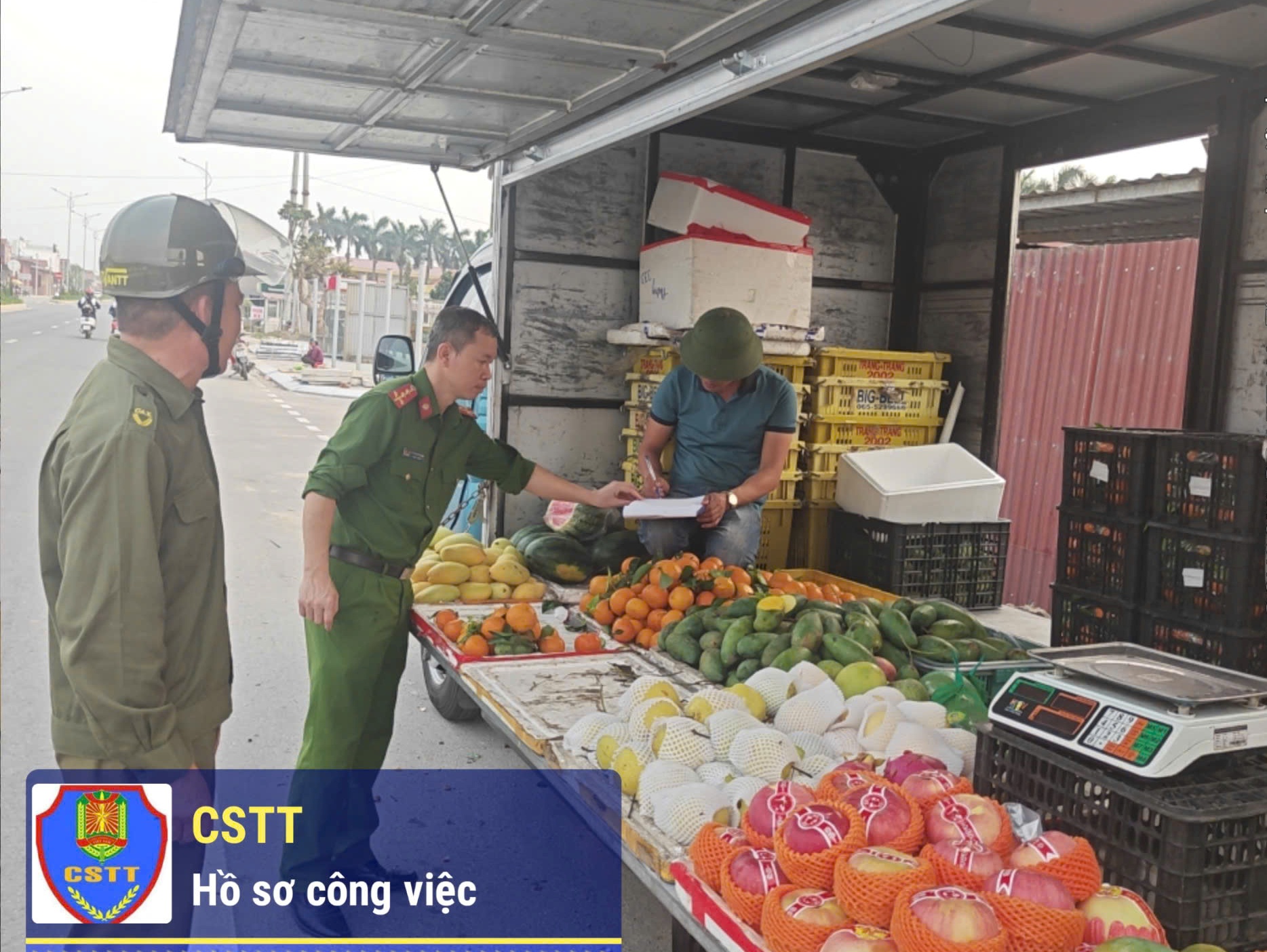 Công an Vĩnh Am: Tuyên truyền, vận động cam kết đảm bảo trật tự an toàn giao thông, trật tự đường hè